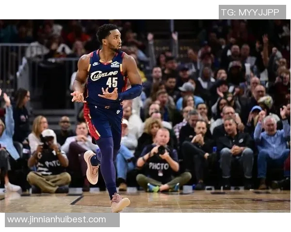 小米切尔：团队配合出色传球流畅避免孤军奋战